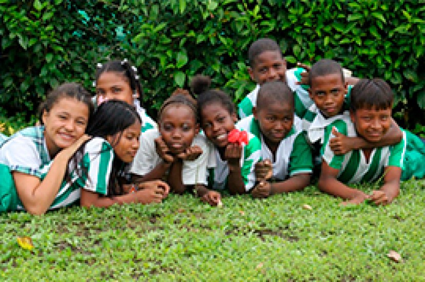 Auteco entrega computadores a Fundación Mariana Orth para apoyar metodología educativa STEM en Nuquí, Chocó