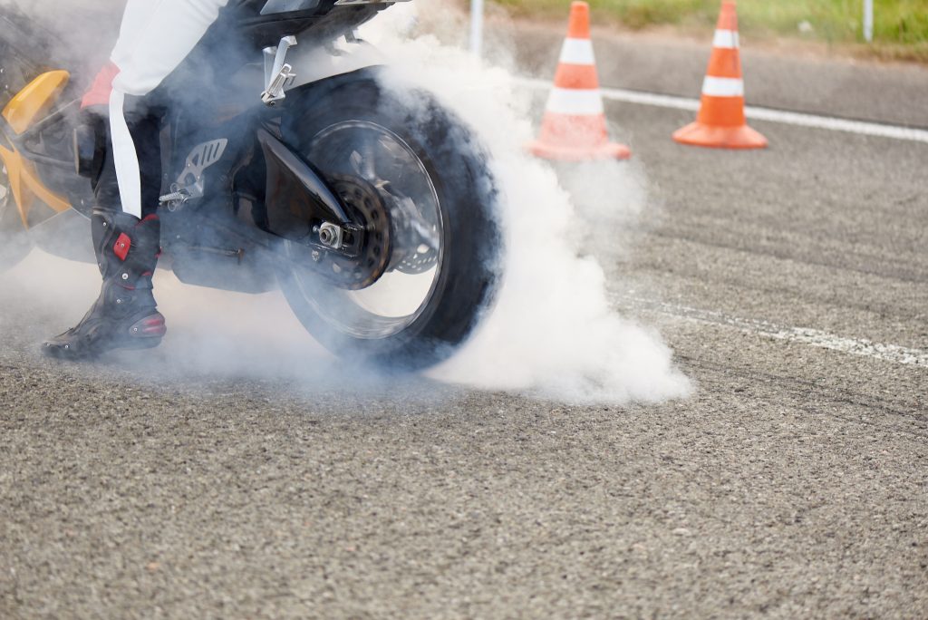 Previene el desgaste de llantas en tu moto