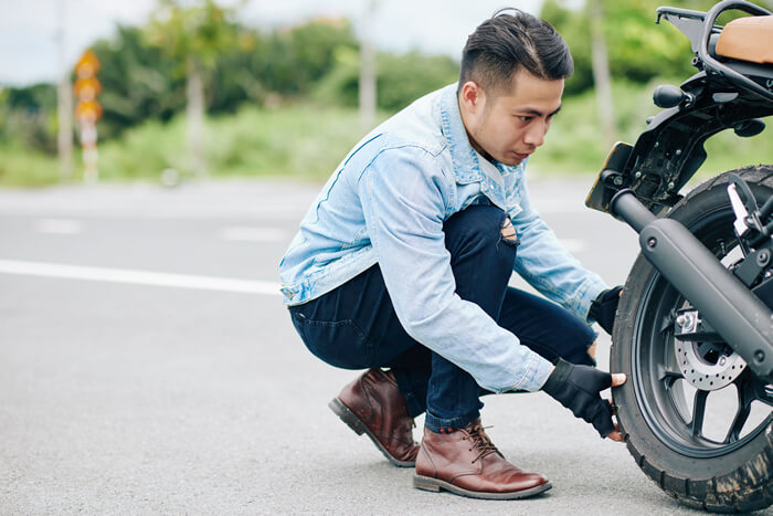 Descubre como cambiar las llantas de una moto