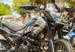 ¿Estás dejando tu moto a la intemperie? Aquí te dejamos unos tips para que la cuides