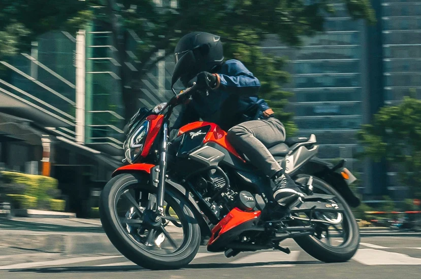 Descubre cómo controlar el viento cuando ruedas en tu motocicleta