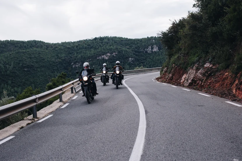 Principales consejos para viajes en moto por carretera con amigos