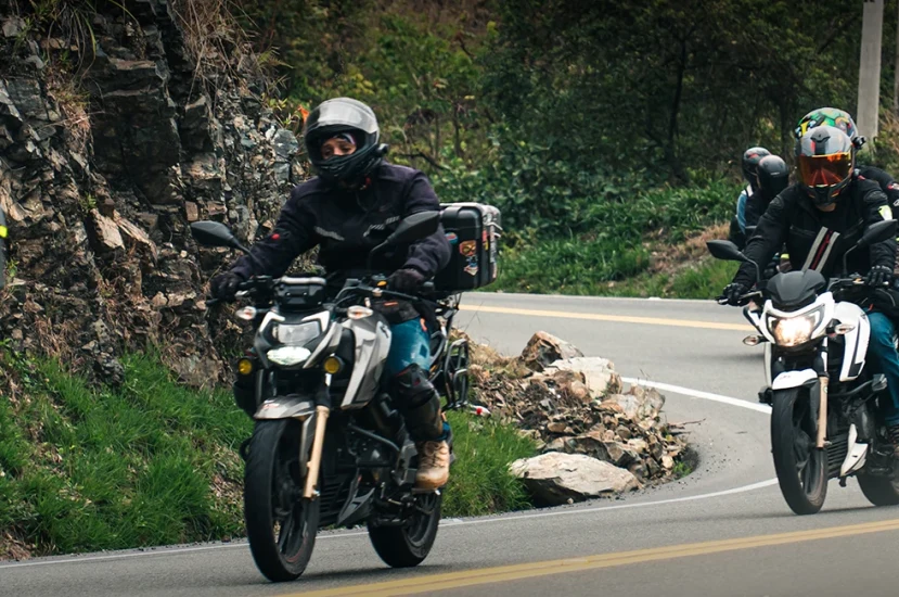 Cómo limpiar y cuidar tu moto después de un viaje largo por carreteras rurales